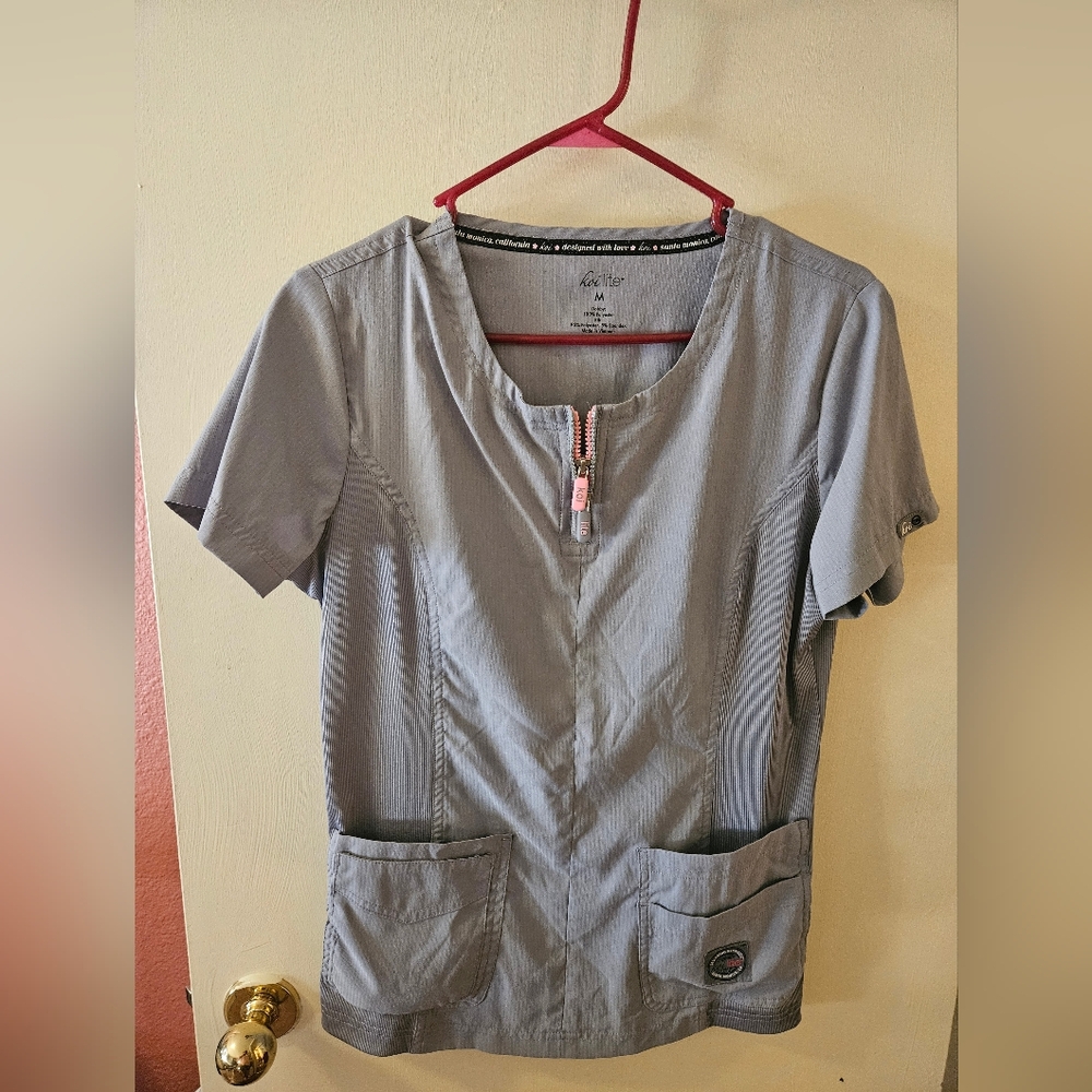 Medium Light Gray Serenity Koi Lite Scrub Top in Good Condition
